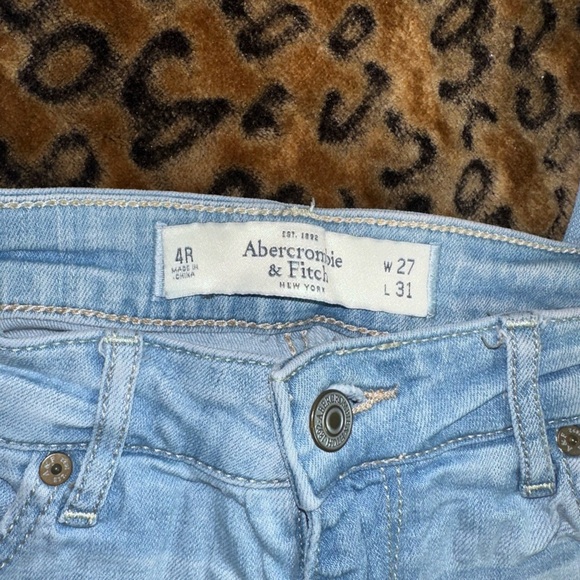 Abercrombie & Fitch Distressed Skinny Jeans
Size: Women’s 4R / W27 L31 - Picture 3 of 5